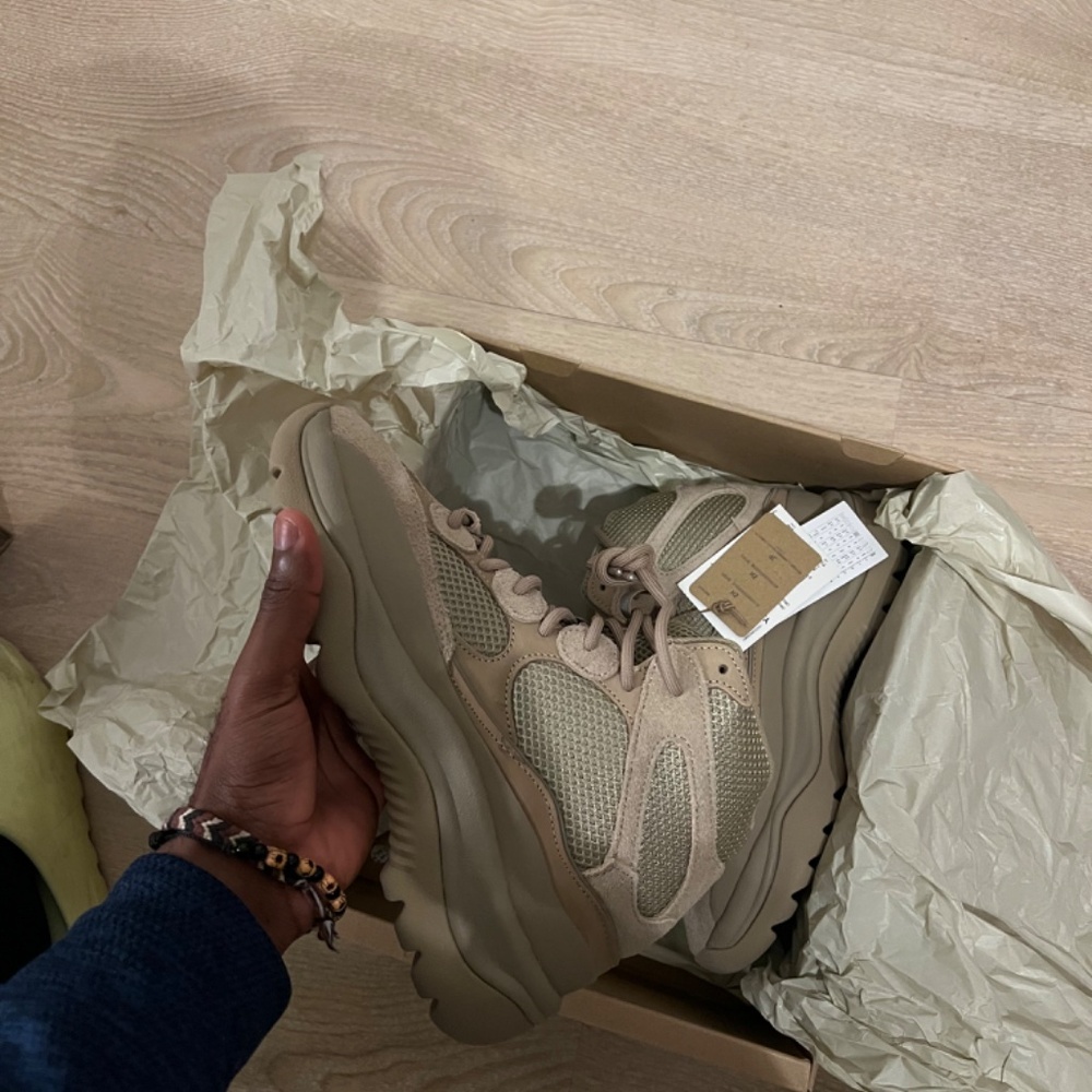 Yeezy Boost DSRT - Picture 2 of 5
